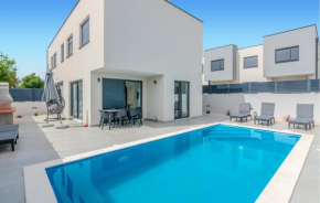 Amazing Home In Vrsi With Heated Swimming Pool